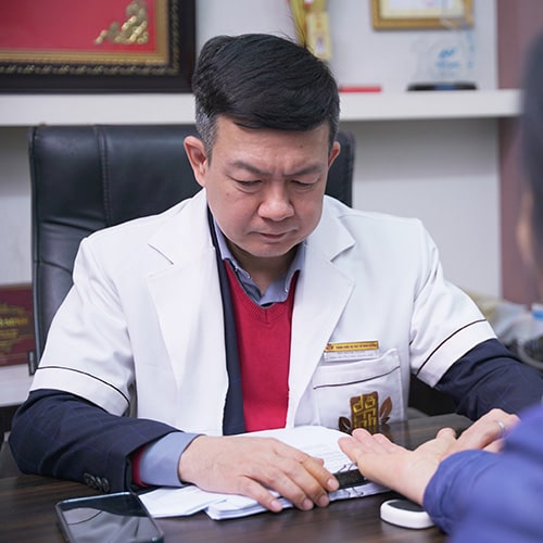 Lương y Đỗ Minh Tuấn khám bệnh
