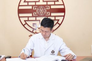 Lương y Tuấn dành nhiều thời gian nghiên cứu thuốc đông y trị bệnh