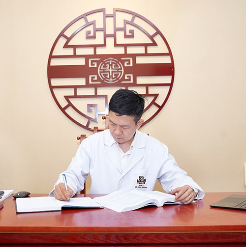 Lương y Tuấn dành nhiều thời gian nghiên cứu thuốc đông y trị bệnh