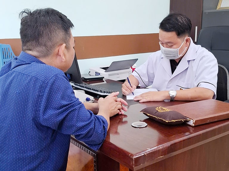 Lương y Tùng Lâm khám bệnh