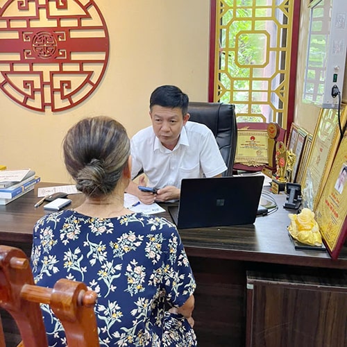 Lương y Tuấn thăm khám, tư vấn điều trị